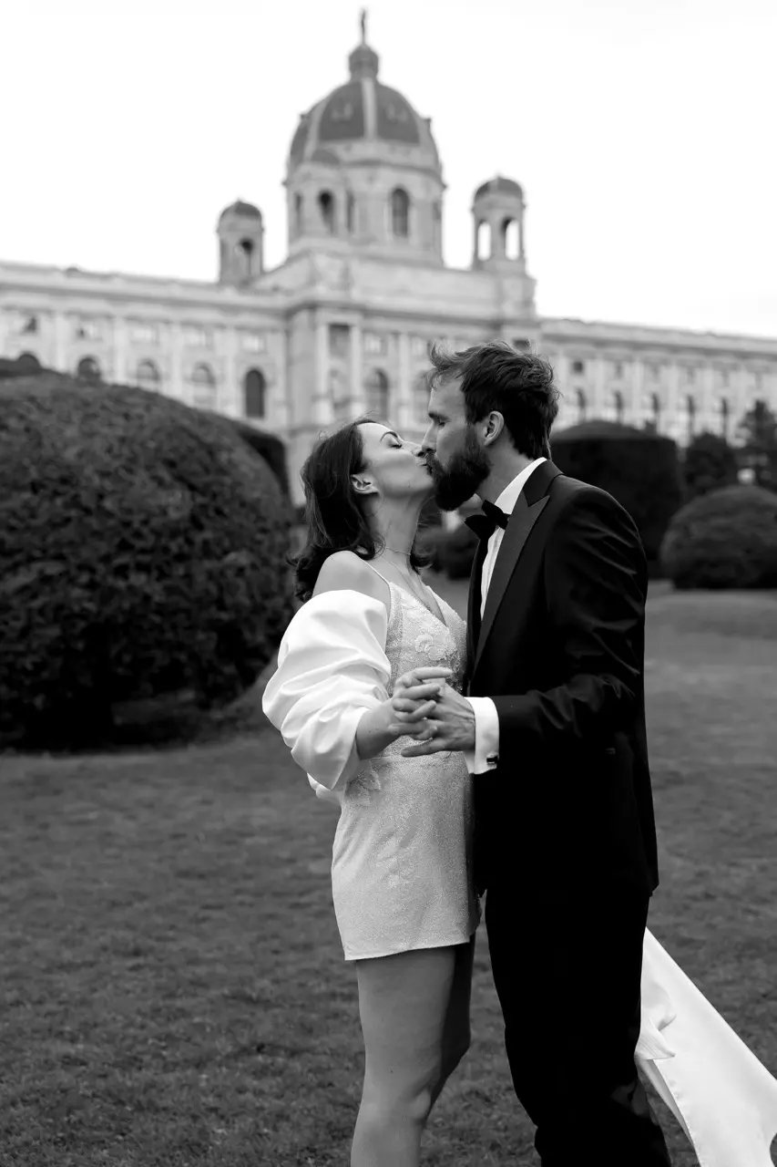 Couple changing vows at Modern Elopement in Vienna Austria