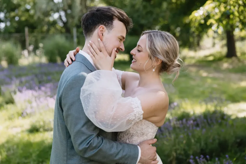 hochzeit im burgenland - Brautpaar feiert Hochzeit in Hochzeitslocation Burgenland und küsst sich