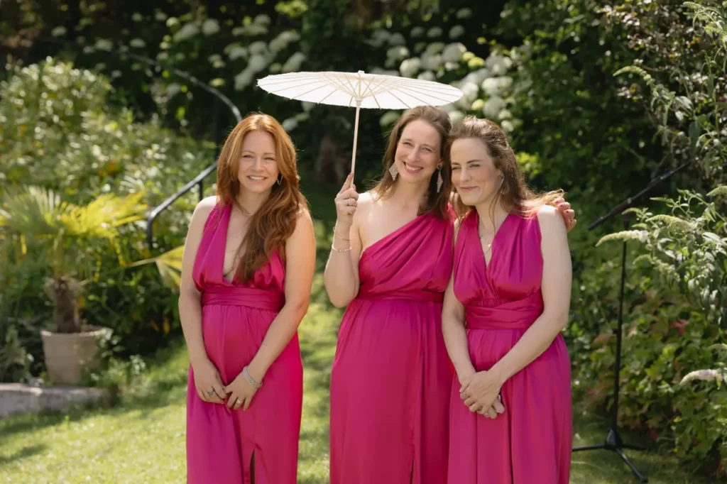 Brautjungfern bei bunter Hochzeit im Fernblick